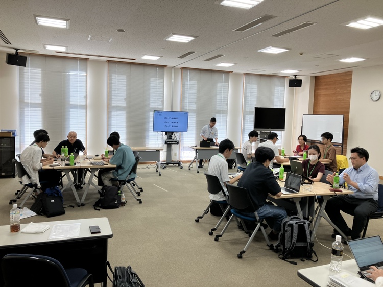 社員・教員を交えて課題提案のブラッシュアップ