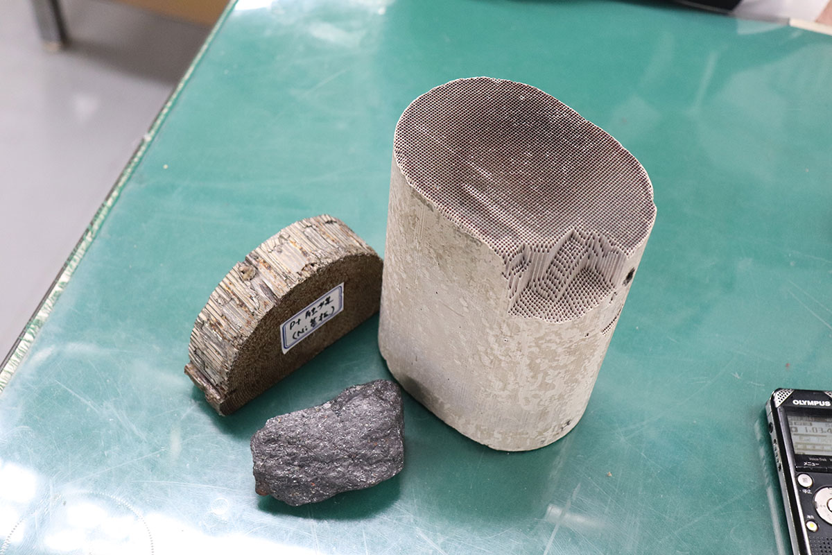 白金が含まれる自動車排ガス浄化触媒と、チタンの原料となる鉱石(酸化チタン)