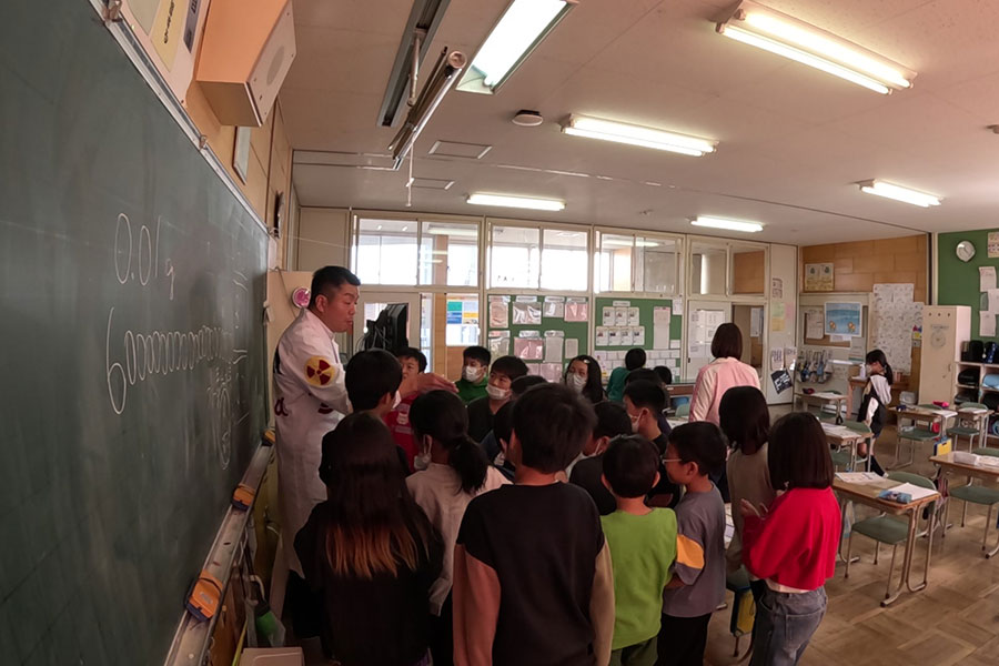 福島県の小学校で行った放射線授業の一コマ
