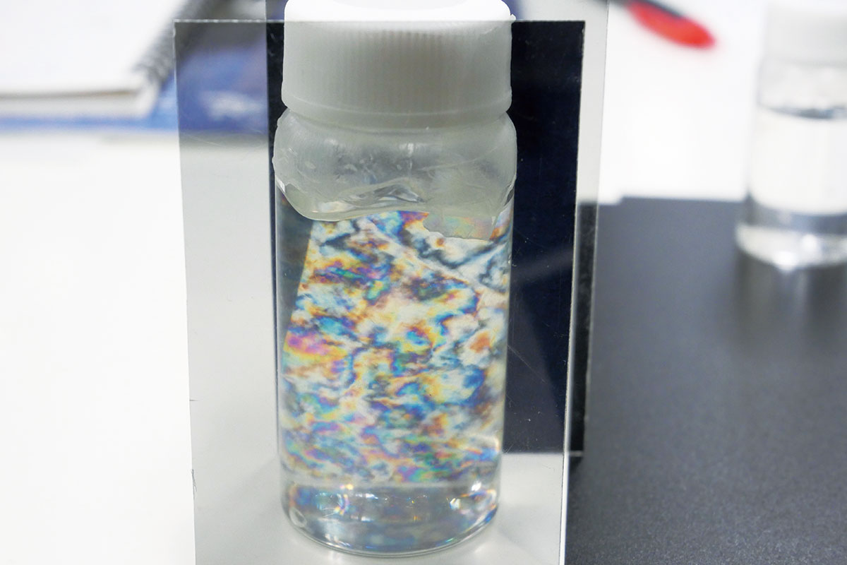 透明なゲル状のCNFが入った容器