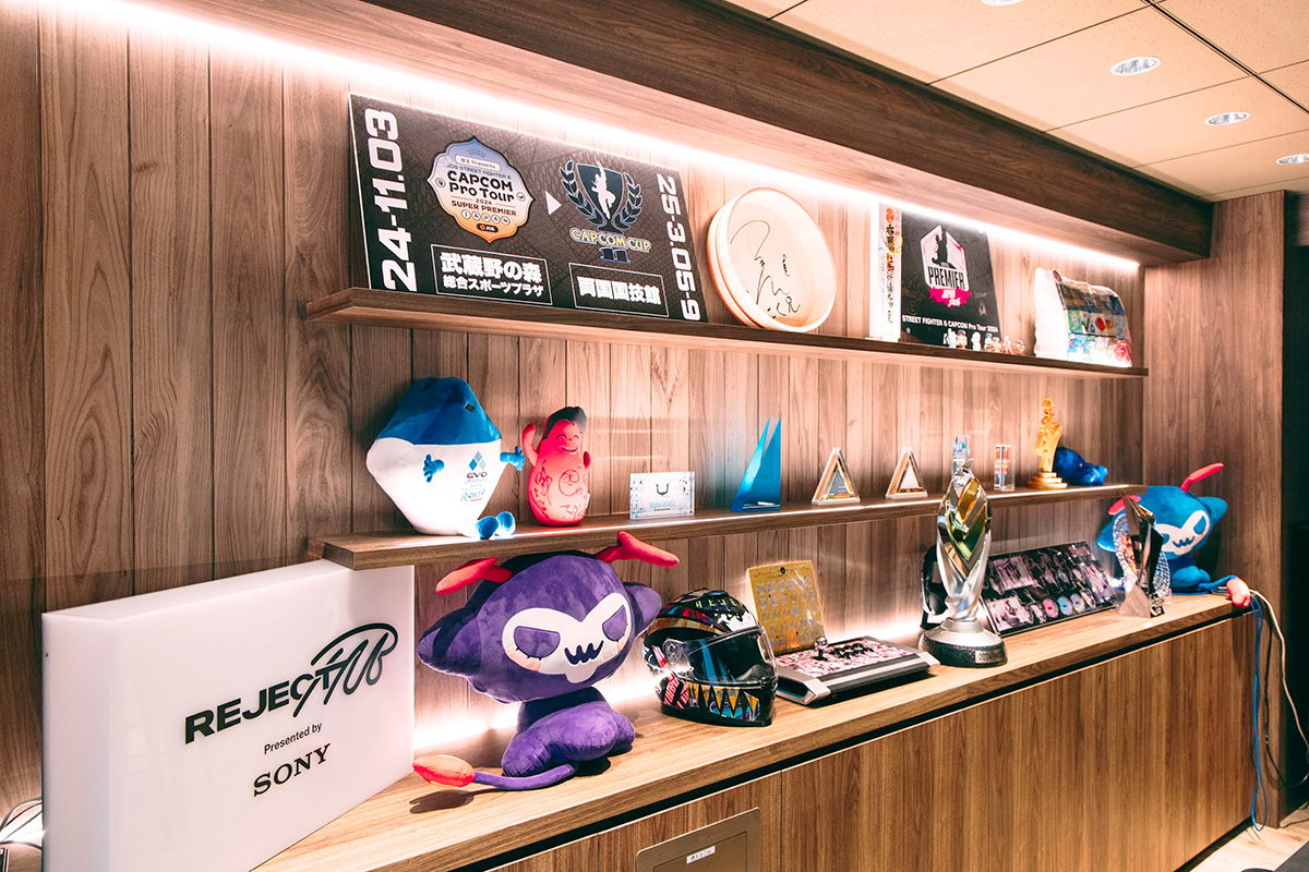 棚にトロフィーが数多く並べられている