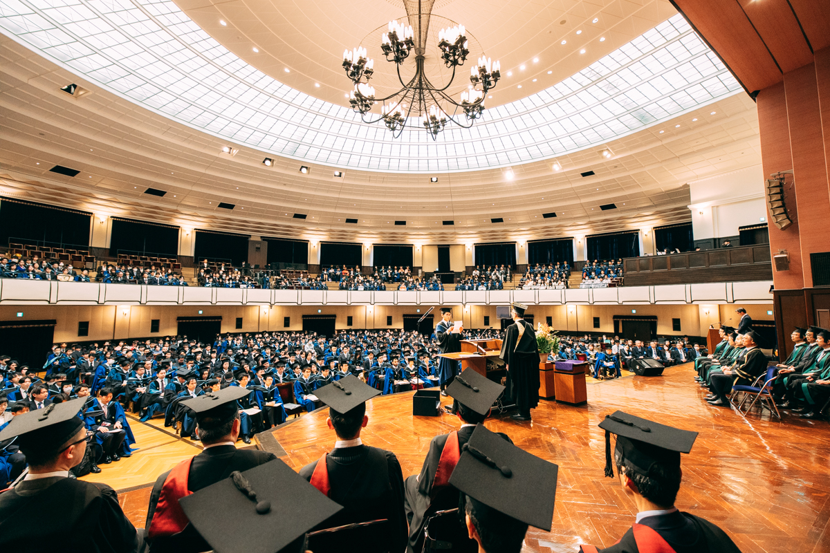 学位記授与式の全体写真