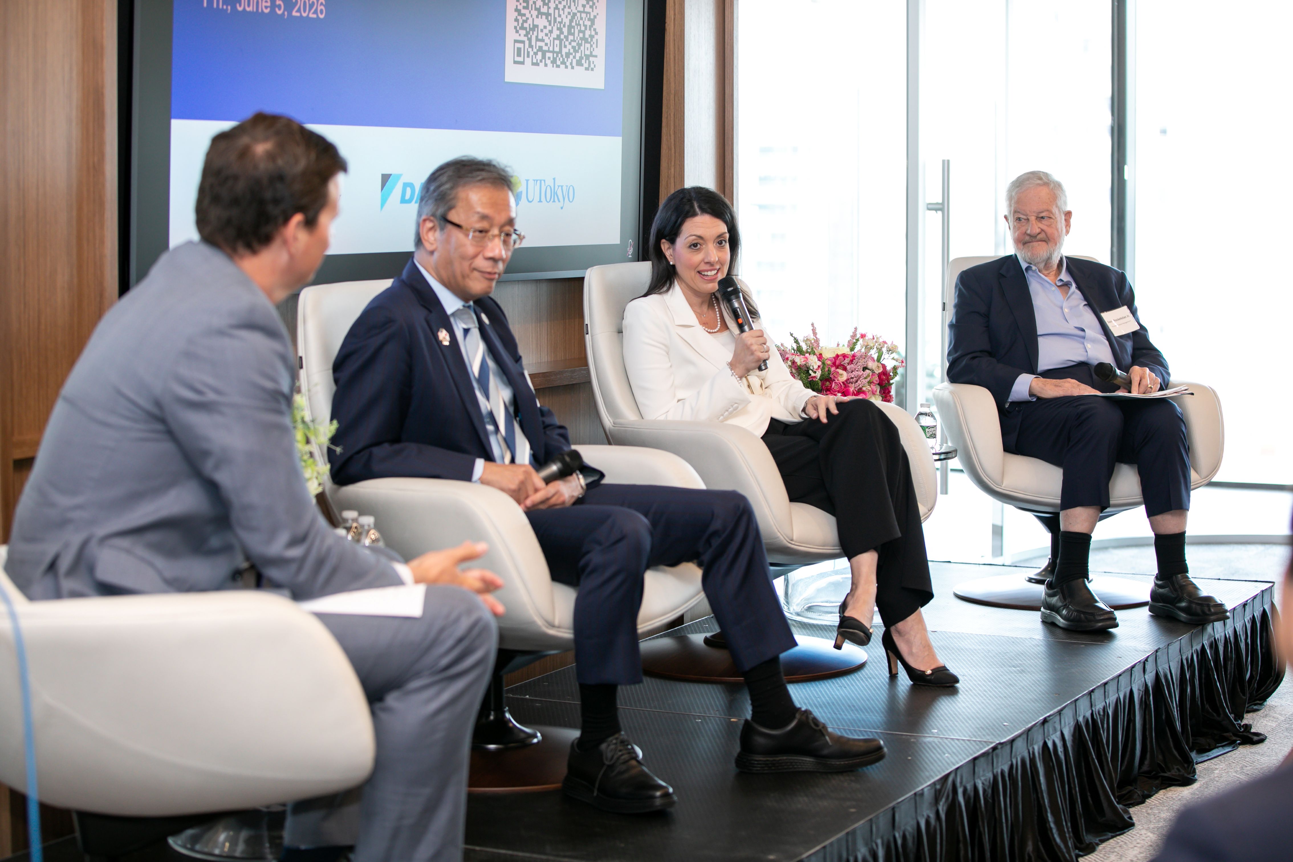 Dr. Joshua W. Walker (left), President Fujii (center-left), Ms. Linda Kirkpatrick (center-right) and Mr. David Rockefeller, Jr. (right) discussing in Panel 2