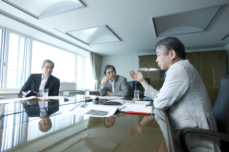 Tripartite discussion. Photo: Junichi Kaizuka.