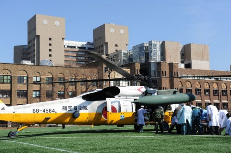 Patients being transferred to the hospital by helicopter (Gotenshita Ground, Hongo Campus on March 18)