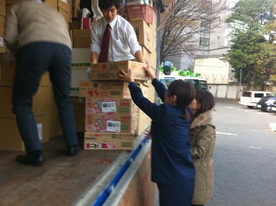 We were asked first to give physical support, and so we helped load relief goods to be sent to Minamisoma City onto a four-ton truck.