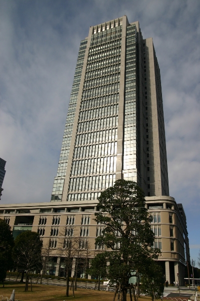 Marunouchi Building constructed using the damping mechanism used in a five-story pagoda.