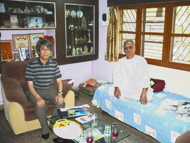At the home of Professor Sukla, a researcher of logic in India. © Hiroshi Marui.