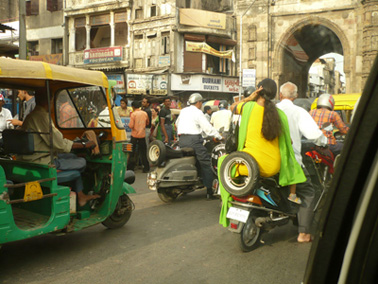 Busy streets on the way to Jamma Masjid. © Hiroshi Marui.