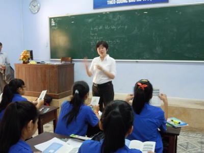 Associate Professor Itatsu explains about PEAK to high school students in Vietnam. Ms. Takako Hayashi, Admissions Section, Internationalization Promotion Division. © Takako Hayashi.