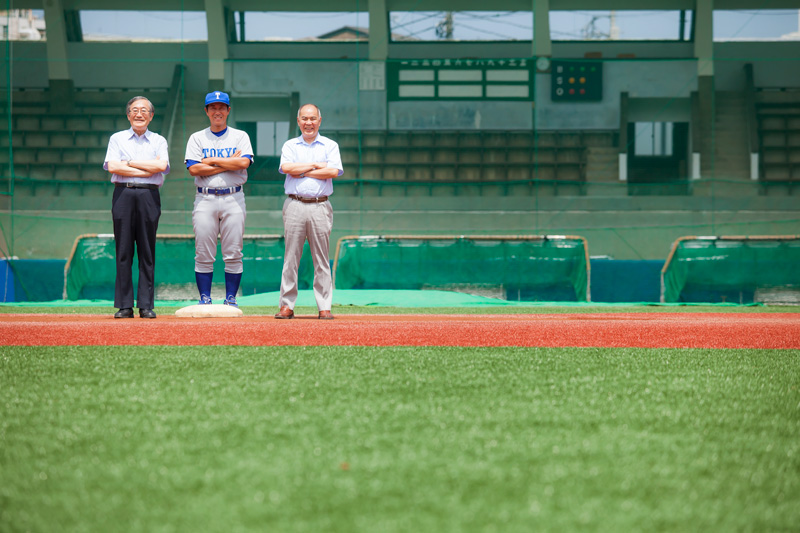 At the University of Tokyo baseball ground in midsummer. The three participants near second base. Photo: Junichi Kaizuka.