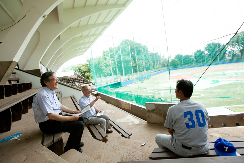 After the discussion, Coach Hamada presented the two professors with commemorative baseballs. Maybe their first appearance is near?! Photo: Junichi Kaizuka.