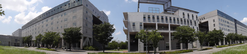 Photo 4:  Eastern side of campus (Institute for Solid State Physics, Kavli Institute for the Physics and Mathematics of the Universe (Kavli IPMU), Institute for Cosmic Ray Research (ICRR)). © Yasuhiro Iye.