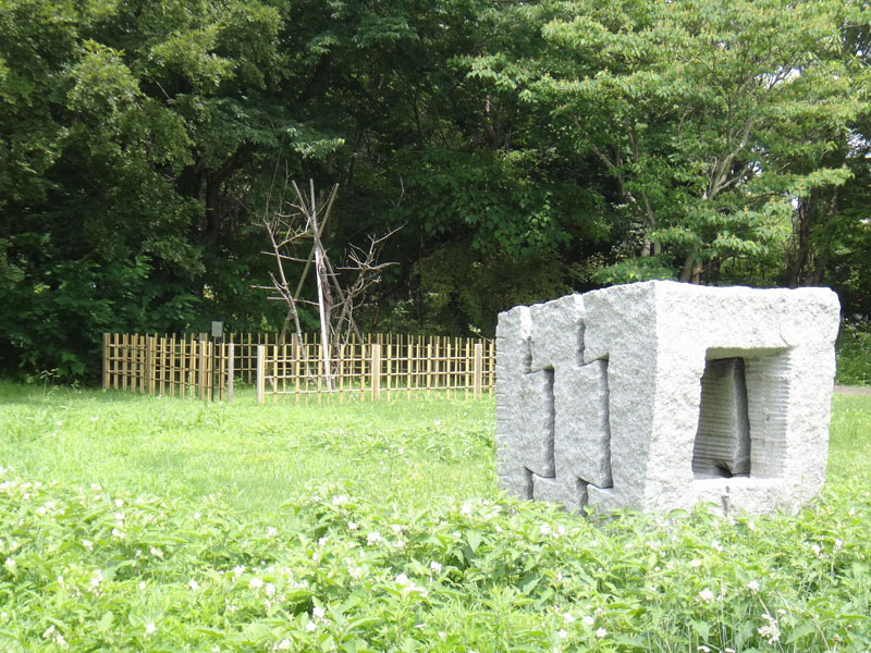 Photo 8:  Stone sculpture and Newton's apple tree. © Yasuhiro Iye.