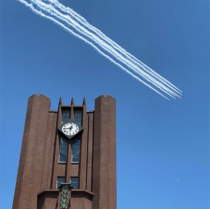 航跡雲を曳くブルーインパルス