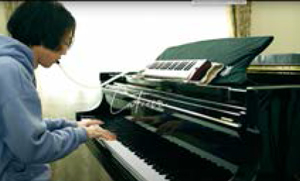 ピアノを弾く角野氏
