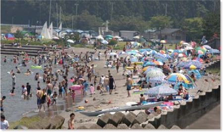 海水浴をしている人々