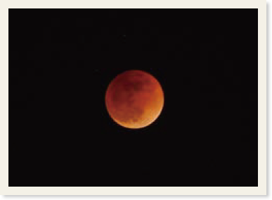皆既月食で赤く染まっている月