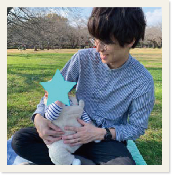 公園で赤ちゃんを抱いている三浦さん