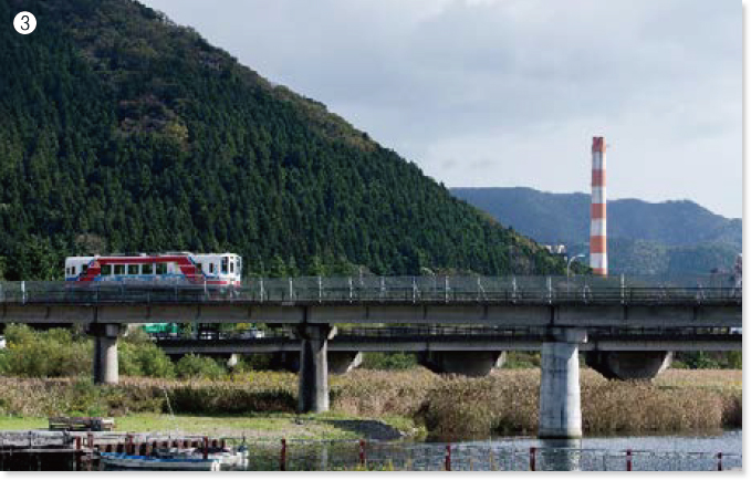 盛川橋梁を渡る三陸鉄道の車両とセメント工場の煙突