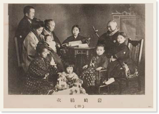 「岩崎祐次」というキャプションのある和装姿の家族の集合写真