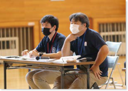 長机で発表を聞く大槌沿岸センターのスタッフ