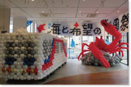 バルーンアートで作られた電車とエビに加え、「海と希望の学園祭」と書かれたバルーンアートの垂れ幕
