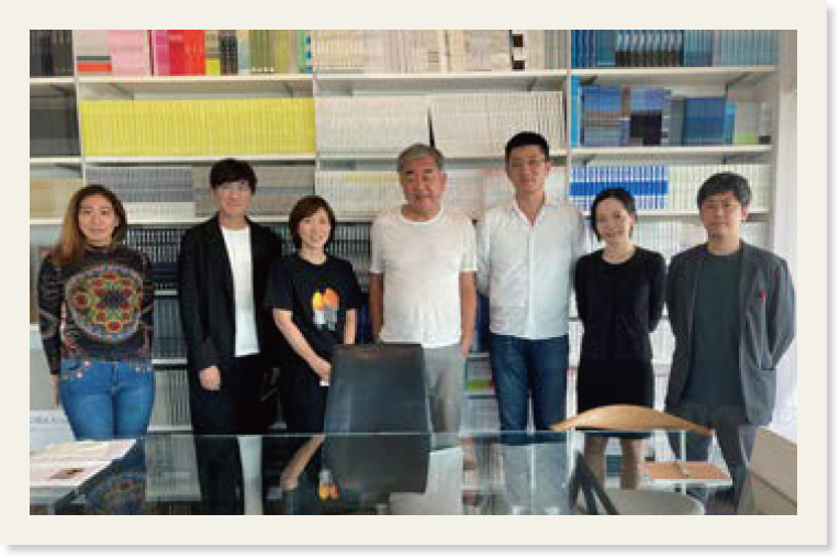 隈研吾氏と研究室の人との集合写真