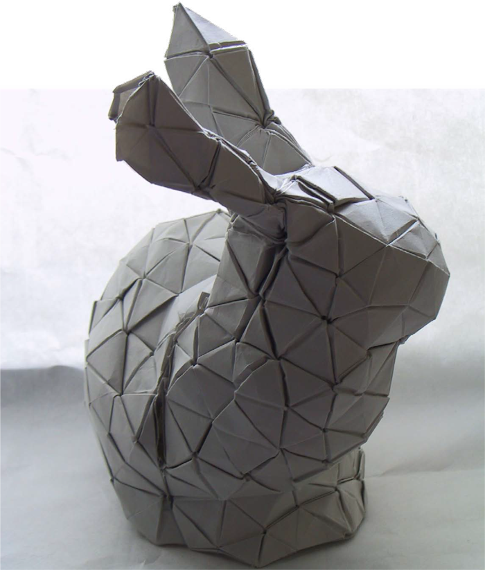 折り紙で制作された灰色のウサギ