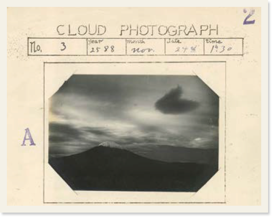 「CLOUD PHOTOGRAPH」のキャプションが付いた富士山にかかる雲の写真