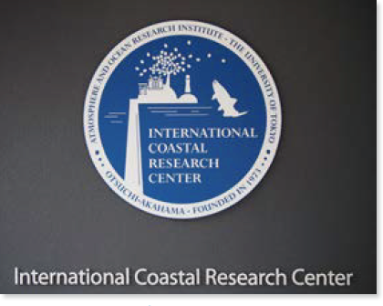 白い縁取りのある青い円の背景に白で「International Coastal Research Center」と書かれたロゴ