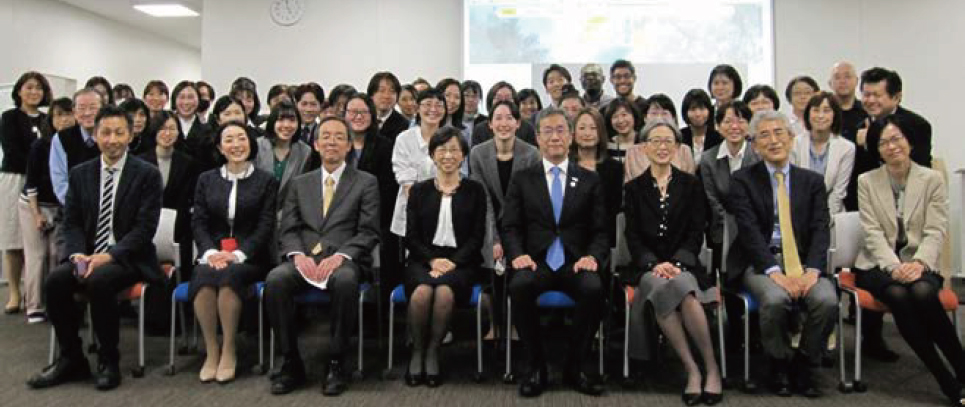 開所式の集合写真。中央やや右に藤井輝夫総長と林香里理事・副学長が座っている