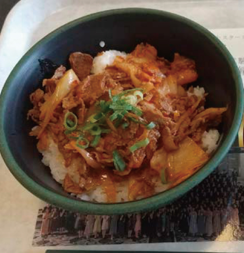 ご飯の上にキムチ・大豆ミート・ネギが乗っている丼