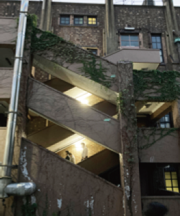 建物の側面から見て左右両方から斜めに伸びる階段