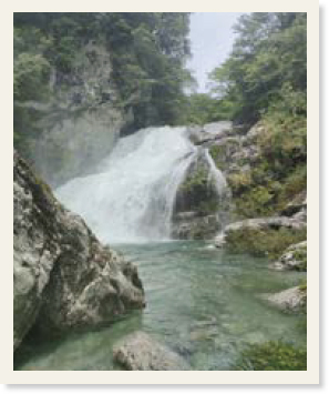 岩場にあり滝のように水が流れている川