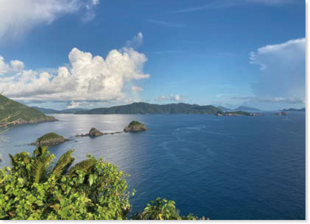 青空と青い海にある奄美群島と大島海峡の様子