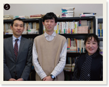 ❺書棚の手前で、左から順に、定松先生、宮坂さん、内田先生が並んでいる