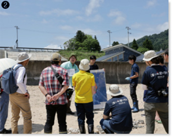 団体に地質学講座について解説する山口飛鳥准教授と松崎賢史助教。
