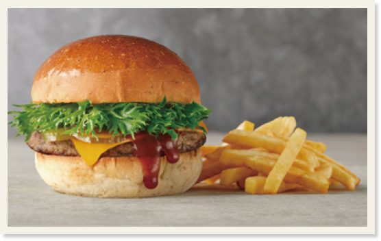 ハンバーガー、フライドポテトが並んでいる様子