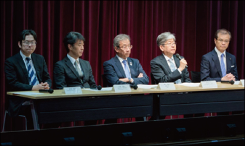記者発表の会場で長机に座る5人の発言者
