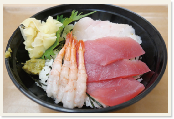 黒い器にまぐろ、甘エビ、ヒラメがなどが乗っている丼