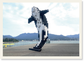 海岸近くにあるシャチのオブジェの「Digital Orca」