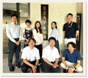 東京大学本部棟の玄関に集まったメンバー