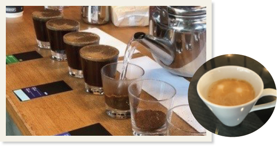 テーブルの上の透明なカップに注がれている複数のコーヒー（左）と白いカップに入ったコーヒー（右）