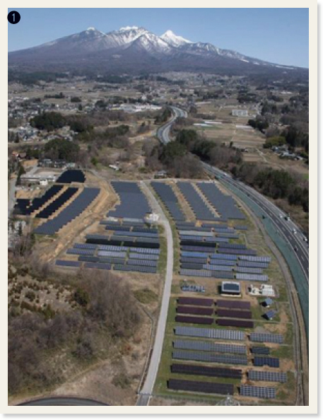 ❶山のふもとの道路沿いに沢山のソーラーパネルが設置されている様子