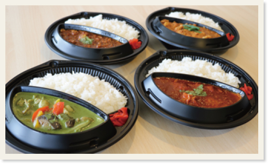 黒いお皿に入ったカレー（グリーンカレー,ムルギ―カレー,アルカレー,バターチキン）とご飯