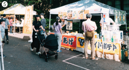 ❺道路沿いの模擬店。唐揚げのお店に立ち寄る人々