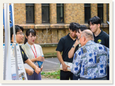学生たちに囲まれているファンドレイザーの職員