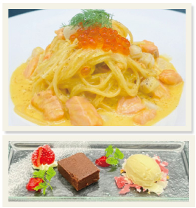 サーモンカルボナーラ　いくら添え（上）とショコラテリーヌとイチゴ　バニラアイス添え（下）