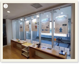 ❸「EXラボ」において窓際で展示する様子